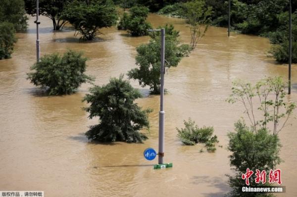 当地时间8月10日，韩国首尔，由于汉江水位上涨，已经封闭的汉江公园几乎“消失”。