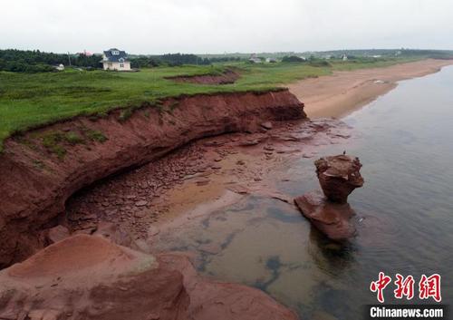 中国侨网资料图为2022年7月2日无人机拍摄的加拿大东部省份爱德华王子岛标志性自然景观“茶杯石”。　余瑞冬　摄