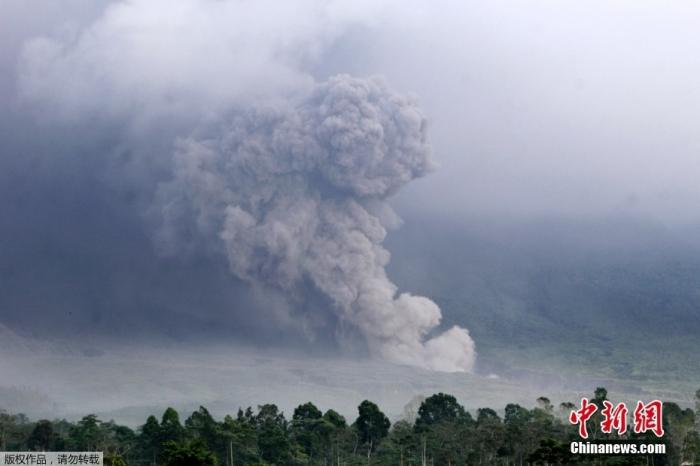 当地时间12月4日凌晨，印度尼西亚东爪哇省塞梅鲁(Semeru)火山喷发。