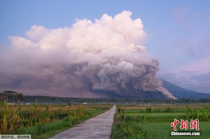 当地时间12月4日凌晨，印度尼西亚东爪哇省塞梅鲁(Semeru)火山喷发。