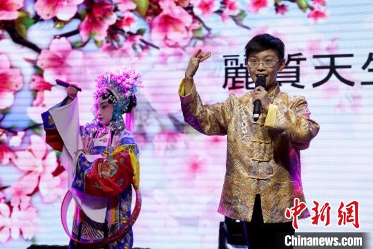 中国侨网小演员表演京歌《梨花颂》。　余瑞冬　摄