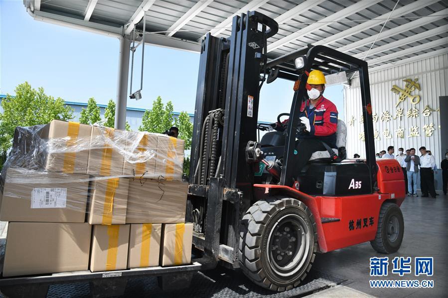 6月3日，一批来自韩国、实现了全程追溯的商品进入青岛西海岸综合保税区跨境电商监管中心仓库。 新华社记者 李紫恒 摄