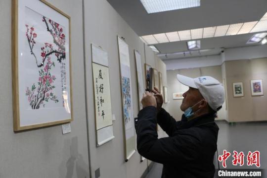 合肥市民参观“中日友好青少年书画展”。　张强 摄