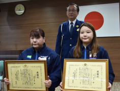 <b>中国留学生出手阻止日本老太被电信诈骗 获日本警方奖状</b>