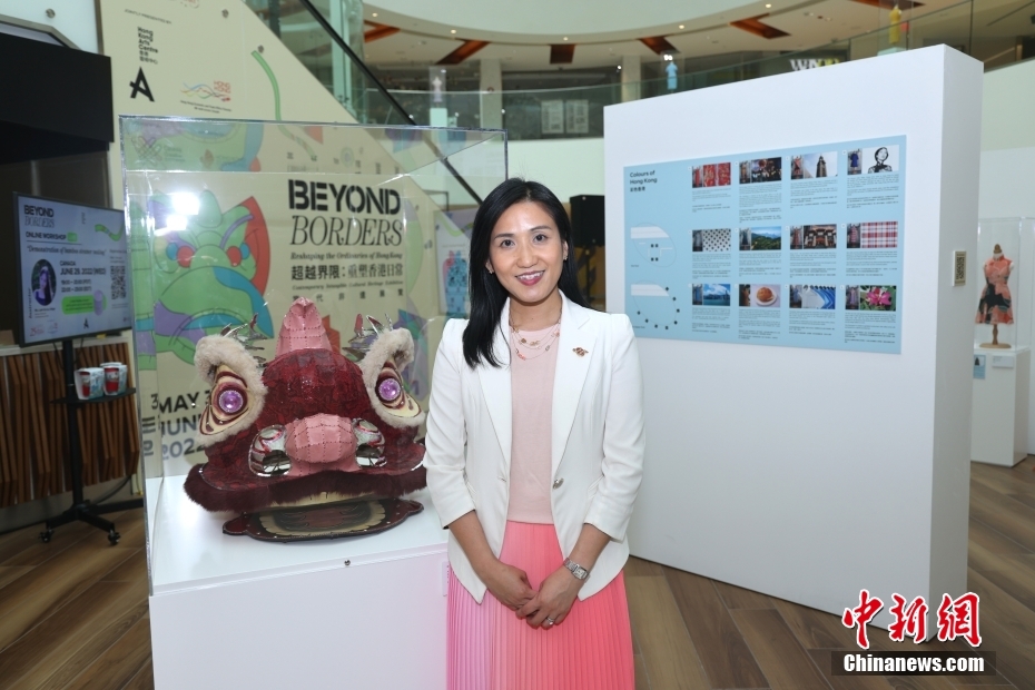 图为香港驻多伦多经贸办事处处长巫菀菁向记者展示狮子头扎作作品。 <a target='_blank'  data-cke-saved-href='http://www.chinanews.com/' href='http://www.chinanews.com/'>中新社</a>记者 余瑞冬 摄